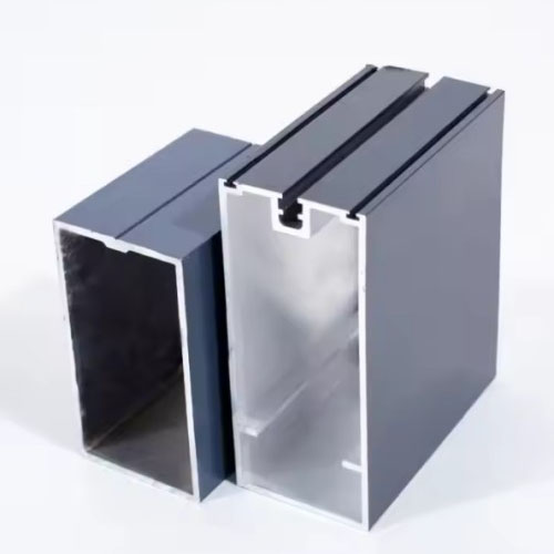 Extrusion d'aluminium sur mur rideau