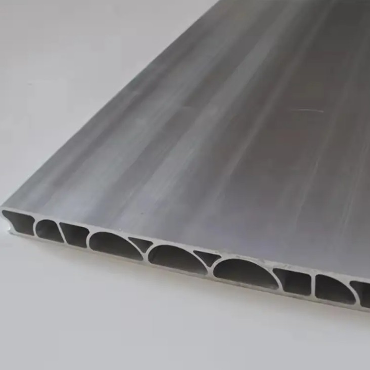 Profils d'aluminium à l'arrière de la voiture
